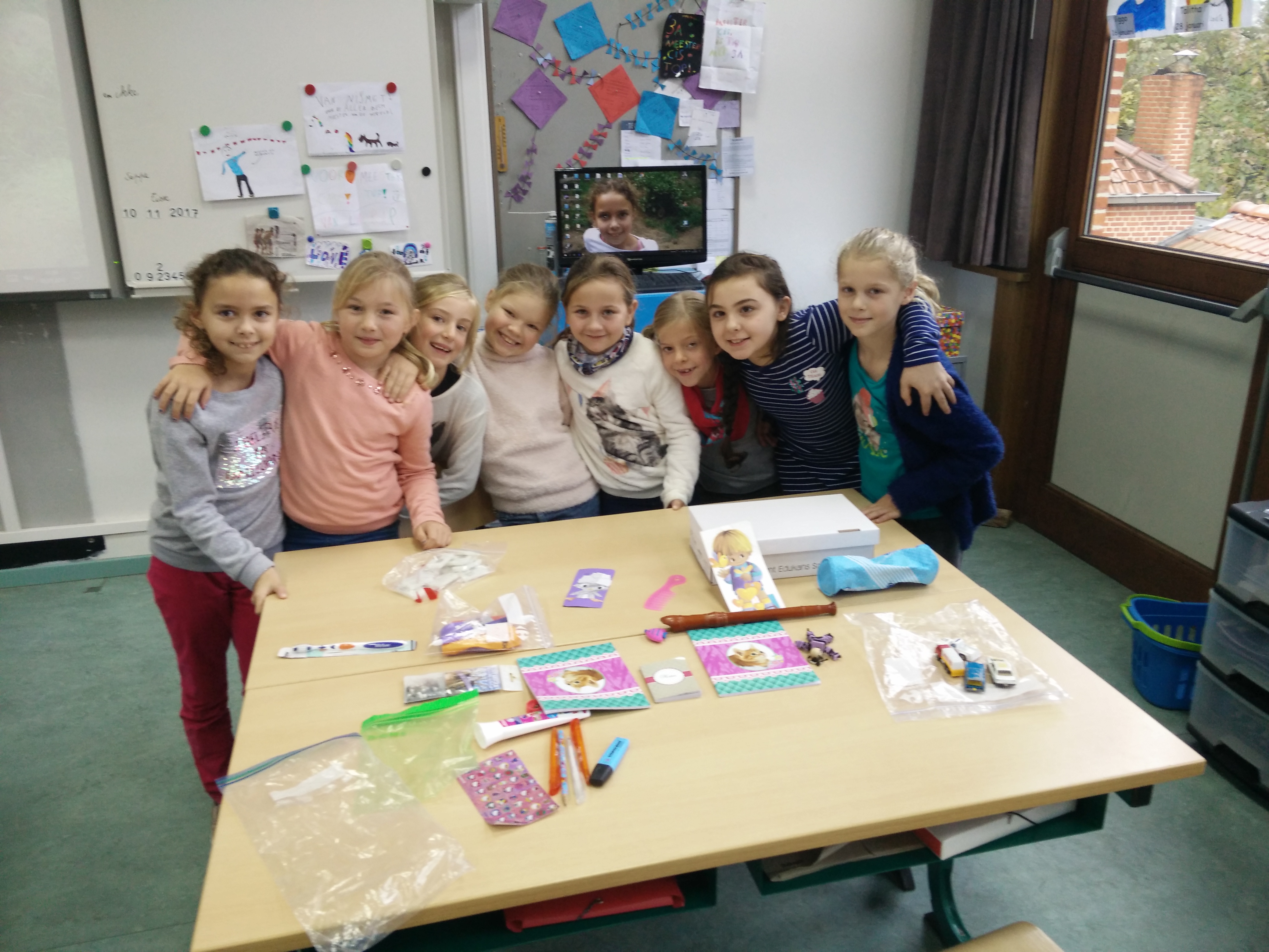 Doosjes vullen en versieren (schoenmaatjes) voor kinderen in verre landen. (3A)